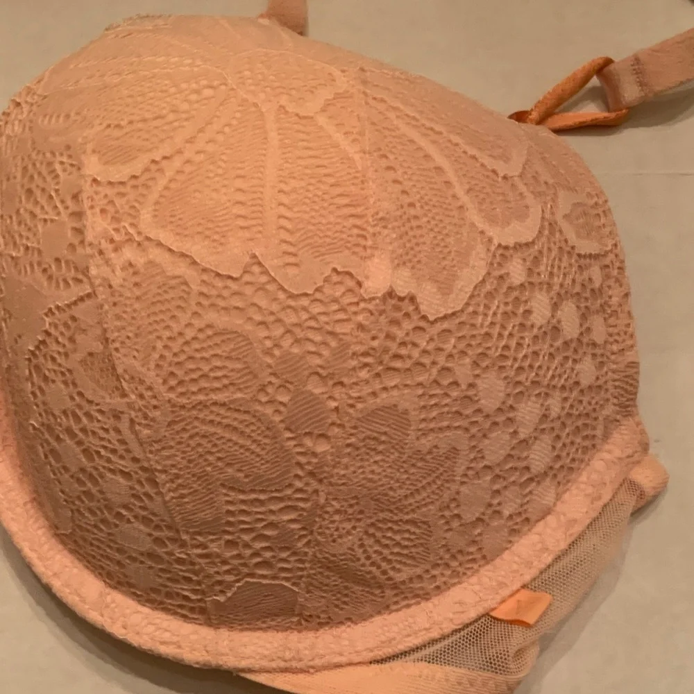 NWOT Victoria's Secret Lace Push-Up Bra in Light Peach 36C